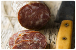 Los glutamatos comúnmente encontrados en carnes, quesos, sopas, u otras proteínas 