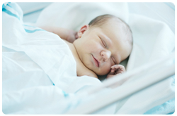 A los recién nacidos se les realiza un análisis de sangre para detectar altos niveles fenilalanina, lo cual podría indicar PKU
